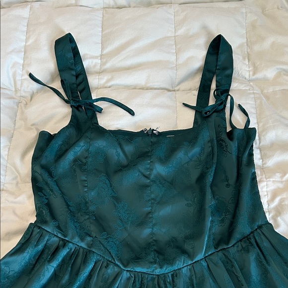 Dark Green Sleeveless Dress - Picture 3 of 6
